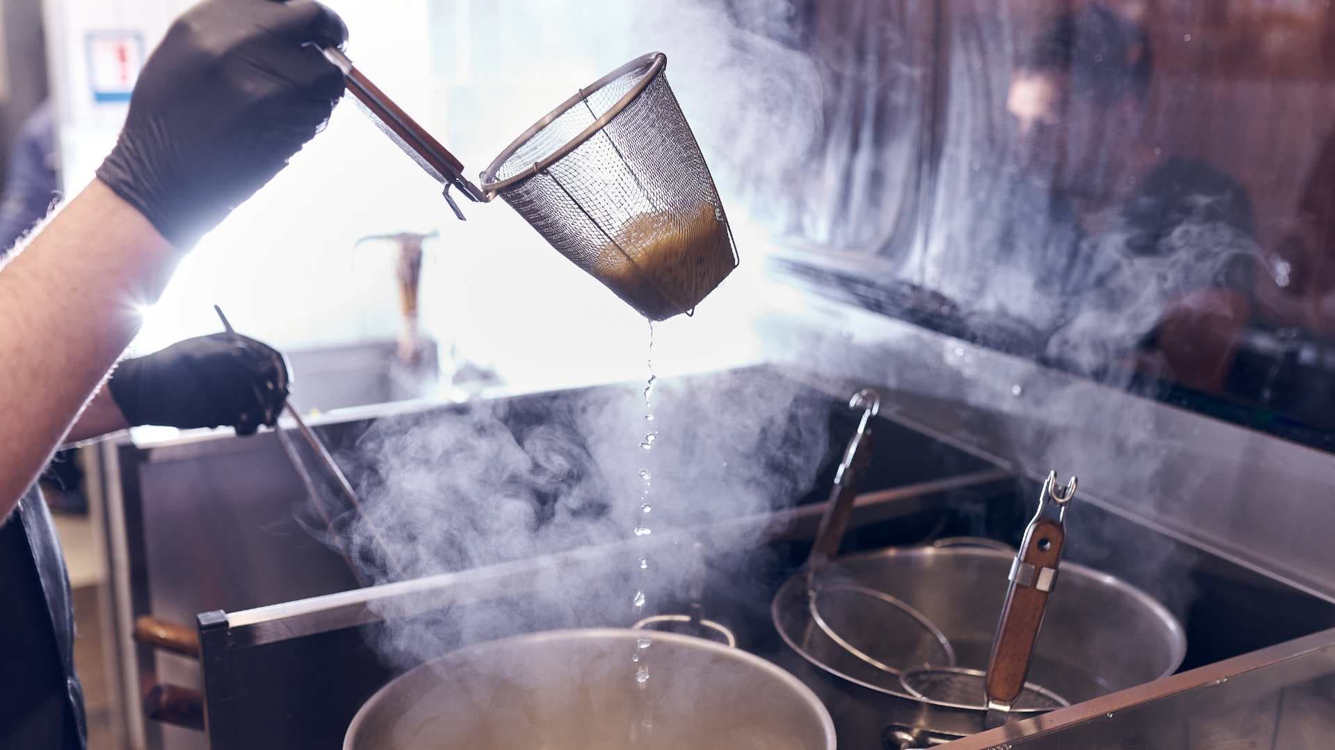 埼玉県勤務【未経験OK・店舗スタッフ】ラーメン魁力屋の接客と調理補助★キャリアパス豊富★東証スタンダード上場